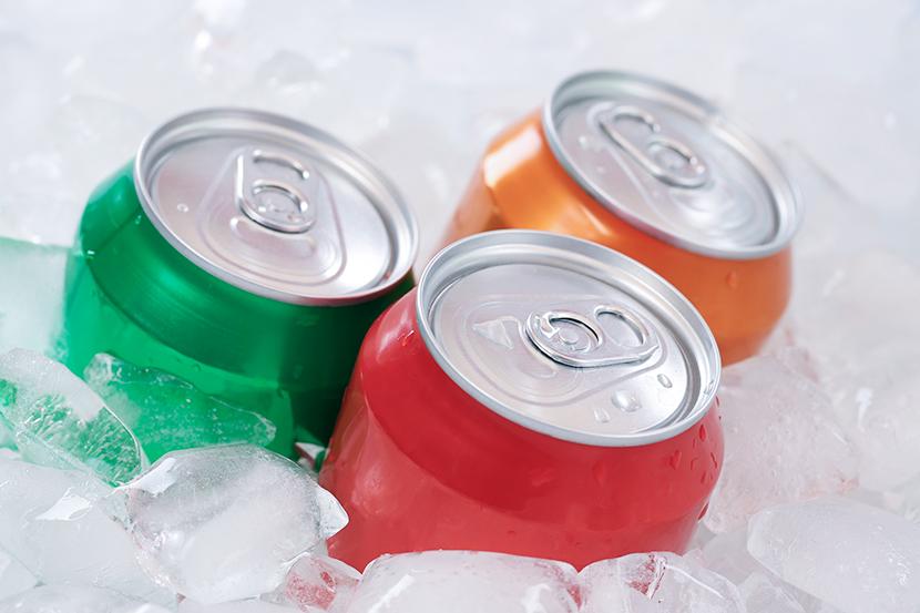 氷の上の缶飲料